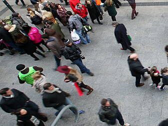 12,000 refugees arrive into Mu...